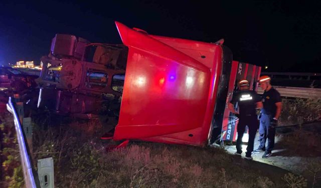 TEM Otoyolu’nda cip ile çarpışan tır, orta refüje devrildi: 2 yaralı