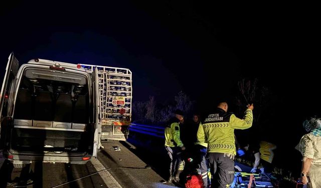 TEM’de can pazarı... Tüp yüklü kamyon ile minibüs çarpıştı: 16 yaralı