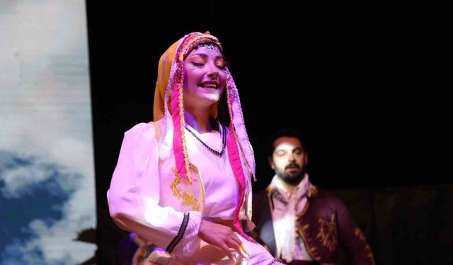 Uşak Maarif Halk Dansları Topluluğu sanatseverlerle buluştu