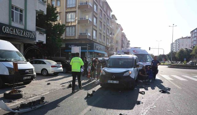 Yola kontrolsüz çıkan sürücü kazaya neden oldu: 3 yaralı