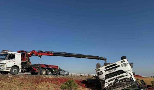 20 ton salçalık biber kazada çevreye dağılarak ziyan oldu