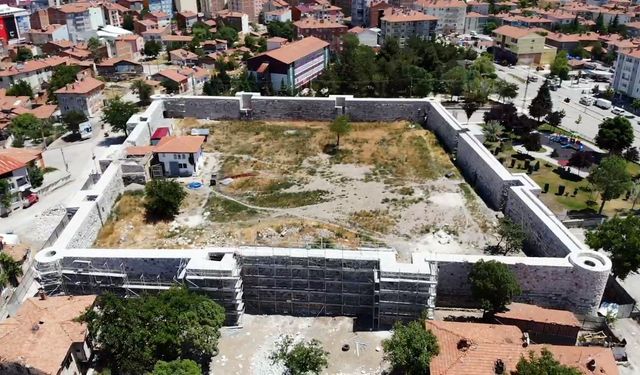 2010 yılına kadar insanların yaşadığı tarihi kalede restorasyon çalışmaları sürüyor