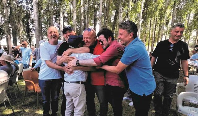 45 yıl sonra duygulandıran buluşma: Ali Öğretmen öğrencileriyle şenlikte buluştu