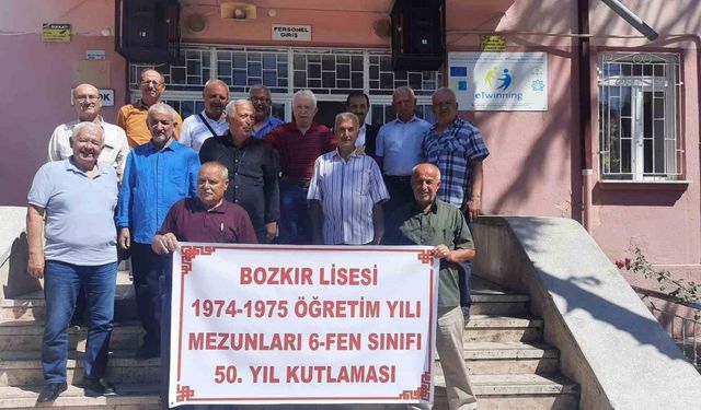 50 yıl sonra mezun oldukları okulda buluştular
