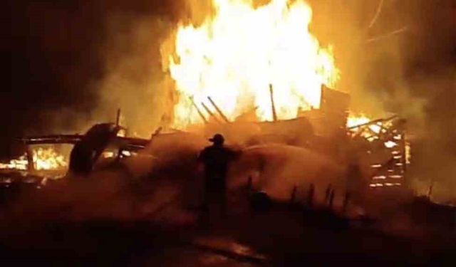 Alevlere teslim olan ev küle döndü