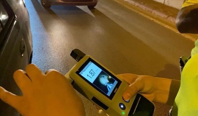 Alkollü çevirmeye girdi, ehliyeti gidince depremleri daha önceden bildiğini iddia etti