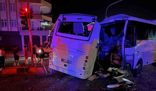 Antalya’da 3 midibüs birbirine girdi, ortalık savaş alanına döndü