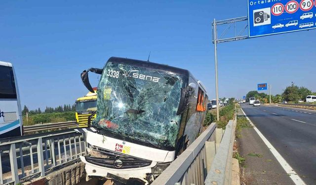Antalya’da kaza yapan tur otobüsü, köprüden düşmek üzereyken durabildi