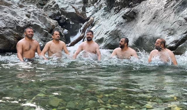 Artvin’de gençler derede horonla serinledi