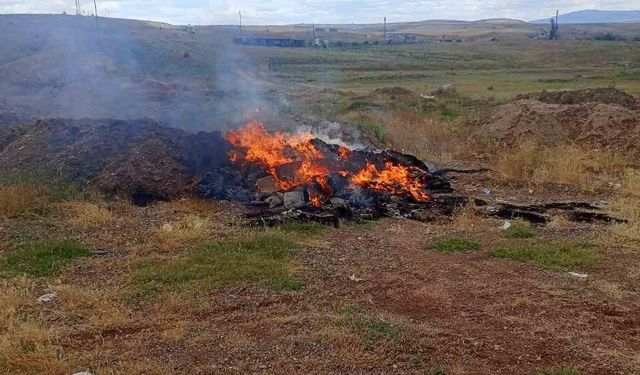 Atık eşyaların tutuşmasıyla çıkan yangın korkuttu