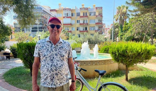 Bisikletiyle şarkı söyleyerek gittiği sahilde hırsızların kurbanı olmuştu, gelen hediyeyle tekrar şarkı söylemeye başladı