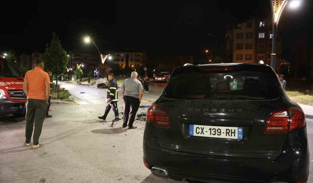 Çarpışan iki Porsche otomobilden birisi takla attı: 2 yaralı