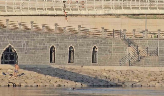 Çocuklar tehlikeye aldırış etmedi metrelerce yükseklikten suya atladı