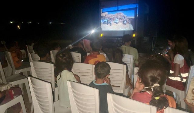 Çölün ortasına beyaz perde kuruldu