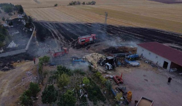 Çorum’da elektrik direğinden çıkan kıvılcım yangına sebep oldu