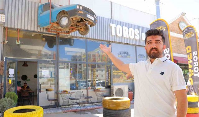 Depremde yarısı enkazda kalan otomobilin geriye kalan kısmını dükkanına astı