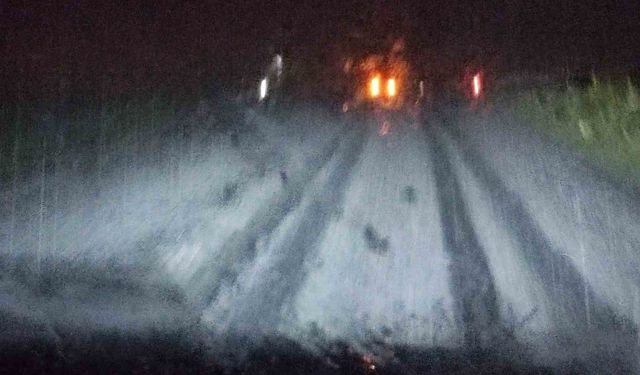 Dolu yağışı karayolunu beyaza bürüdü, sürücüler zor anlar yaşadı
