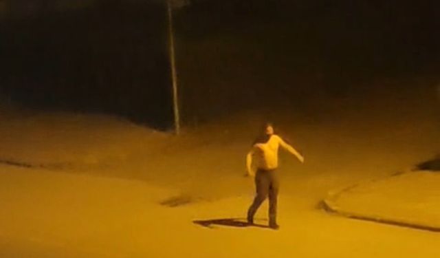Elinde bıçakla sokak ortasında bağırdı: "Adam olun lan, ben buradayım"