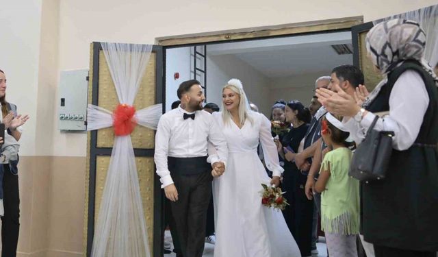 Esenyurt’ta Roman çiftlere düğün havasında toplu nikah töreni