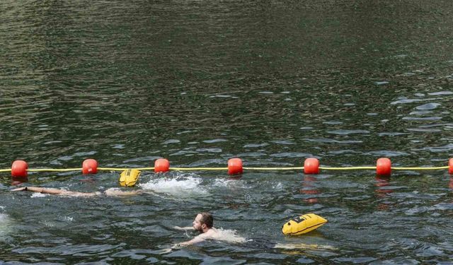 Fransa’da 102 yıl sonra ilk: Seine Nehri yüzmeye açıldı
