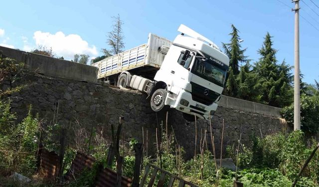 Freni boşalan tır yola sürüklendi, istinat duvarında asılı kaldı