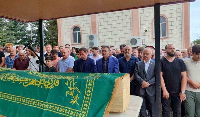 Gazeteci Cem Küçük babasını son yolculuğa uğurladı