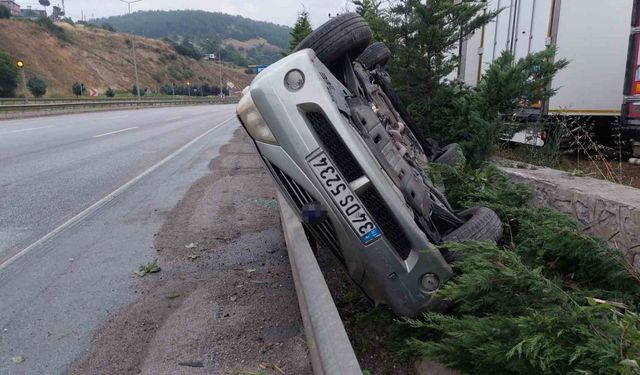 Hurdaya dönen araçtaki 4 kişi emniyet kemeri sayesinde kazayı yara almadan atlattı