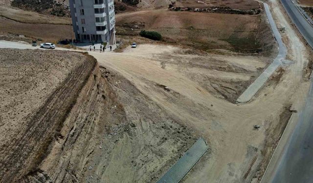 İlçede yıllardır bitmeyen yol vatandaşları isyan ettirdi