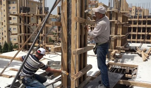 İnşaat işçilerinin sıcak havayla mücadelesi