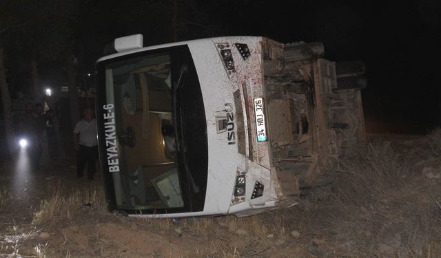 İşçileri taşıyan otobüs eşeğe çarparak devrildi: 15 yaralı