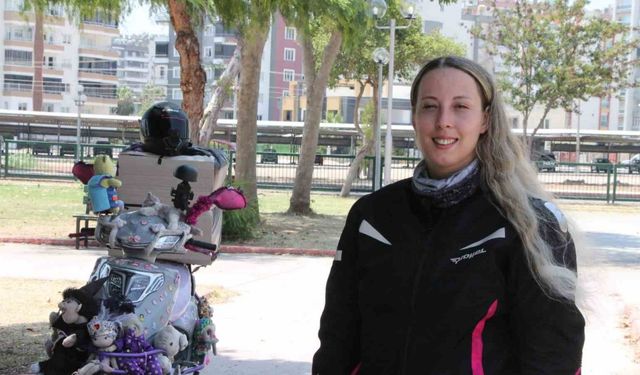 Kadın kurye, renkli motosikletiyle trafikte ilgi odağı oldu