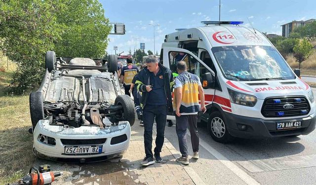 Kaputu açılan otomobile çarptı: Ters dönen aracın sürücüsü yaralandı