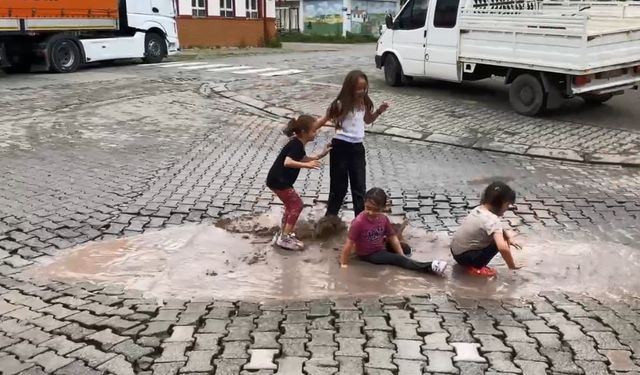Karadeniz’de yağmur bu kez eğlenceye dönüştü