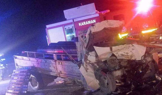 Karaman’da kamyona çarpan kamyonet sürücüsü araçta sıkıştı: 1 yaralı