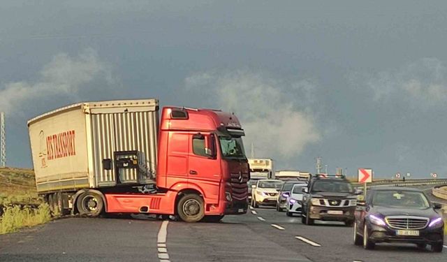 Kayan tır yolu kapattı: 4 kilometrelik kuyruk oluştu