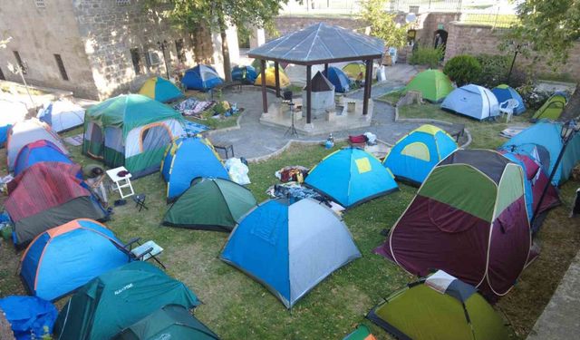 Kırkpınar sevdalıları otellerde yer bulamayınca parklara çadır kurdu