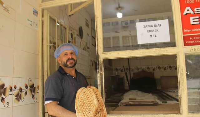 Komşu fırıncılara kızdı, ekmekte 3 lira indirim yaptı