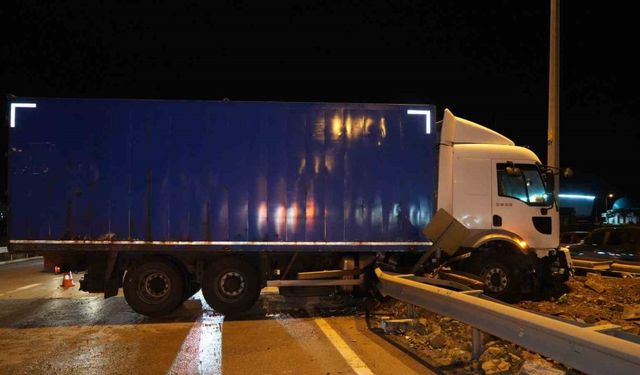 Kontrolden çıkan kamyon refüje çıktı