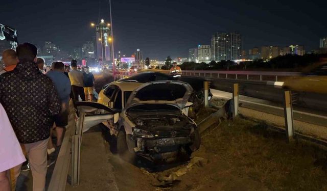 Makas atan araç kazaya sebep oldu: 2 otomobil yol ayrımındaki boşluğa düştü