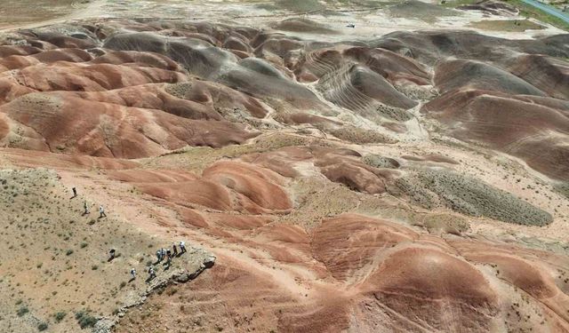 Mars’ı andıran ’Gökkuşağı Tepeleri’ ziyaretçi akınına uğruyor