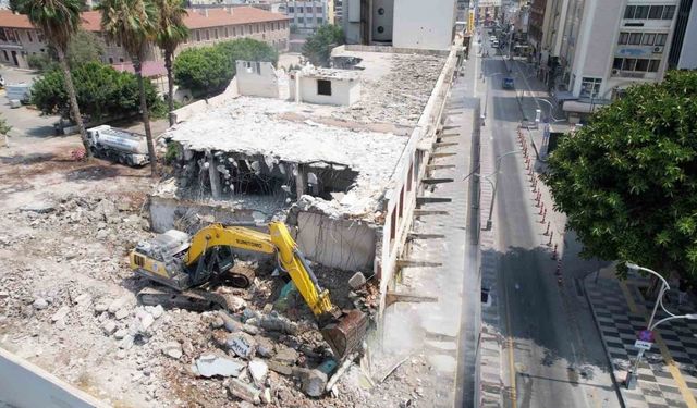 Mersin’de eski öğretmenevinin yıkımı gerçekleştirildi