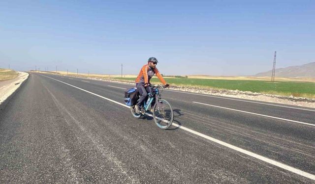 Mersinli bisikletçi Van Gölü için pedal çevirdi