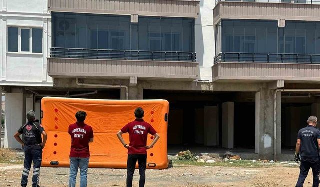 Paralarını alamadıklarını iddia eden iki işçi binanın tepesine çıktı