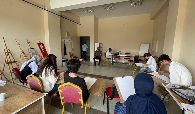 Patnos Gençlik Merkezi, yaz tatilini resim kurslarıyla renklendiriyor