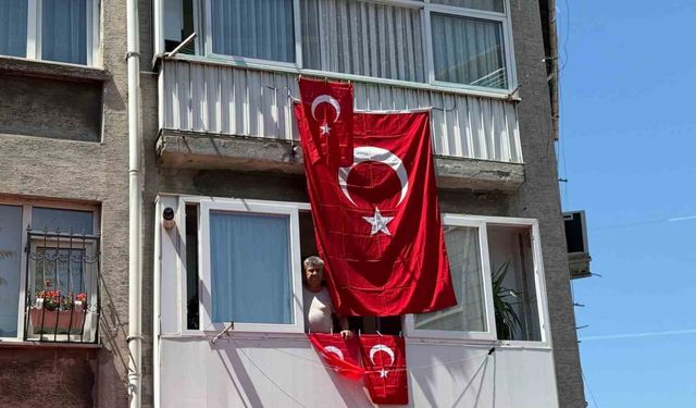 Piyade Sözleşmeli Er Ahmet Gültekin’in evi Türk bayraklarıyla donatıldı