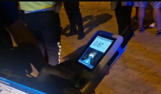 Polisten kaçan ehliyetsiz alkollü sürücünün yakınları gazetecilere saldırdı