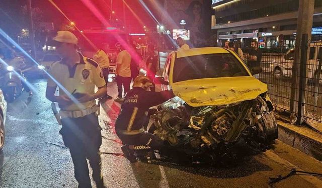 Refüjdeki bariyerlere çarpıp hurdaya dönen araçtan burnu bile kanamadan çıktı