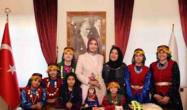 Rengarenk kıyafetleri ile gelen kadınlar valiye kültürlerini anlattı