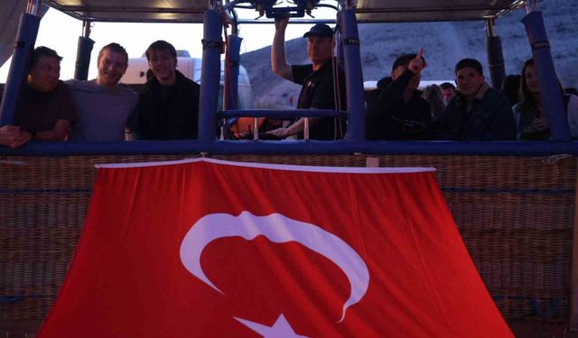 Sıcak hava balonları 15 Temmuz’da Türk bayrağı ve pankartlarla havalandı