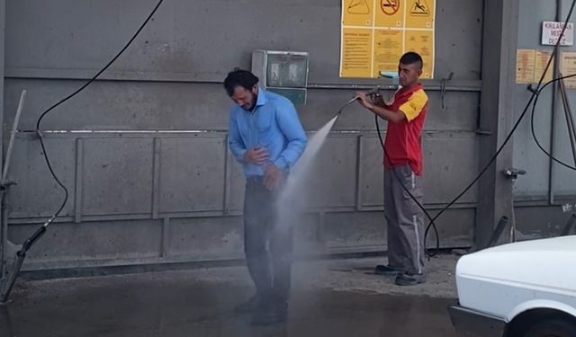Sıcaktan bulanan Tokatlı, oto yıkamacıda tazyikli suyla serinledi